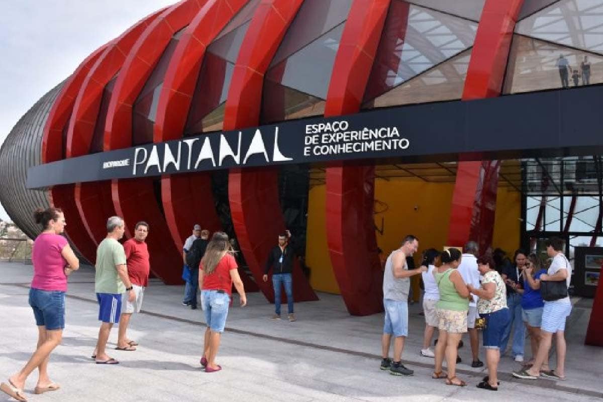 Descubra o Bioparque Pantanal em Campo Grande, o maior aquário de água doce do mundo. Guia completo para agendamento, atrações e visitação gratuita.