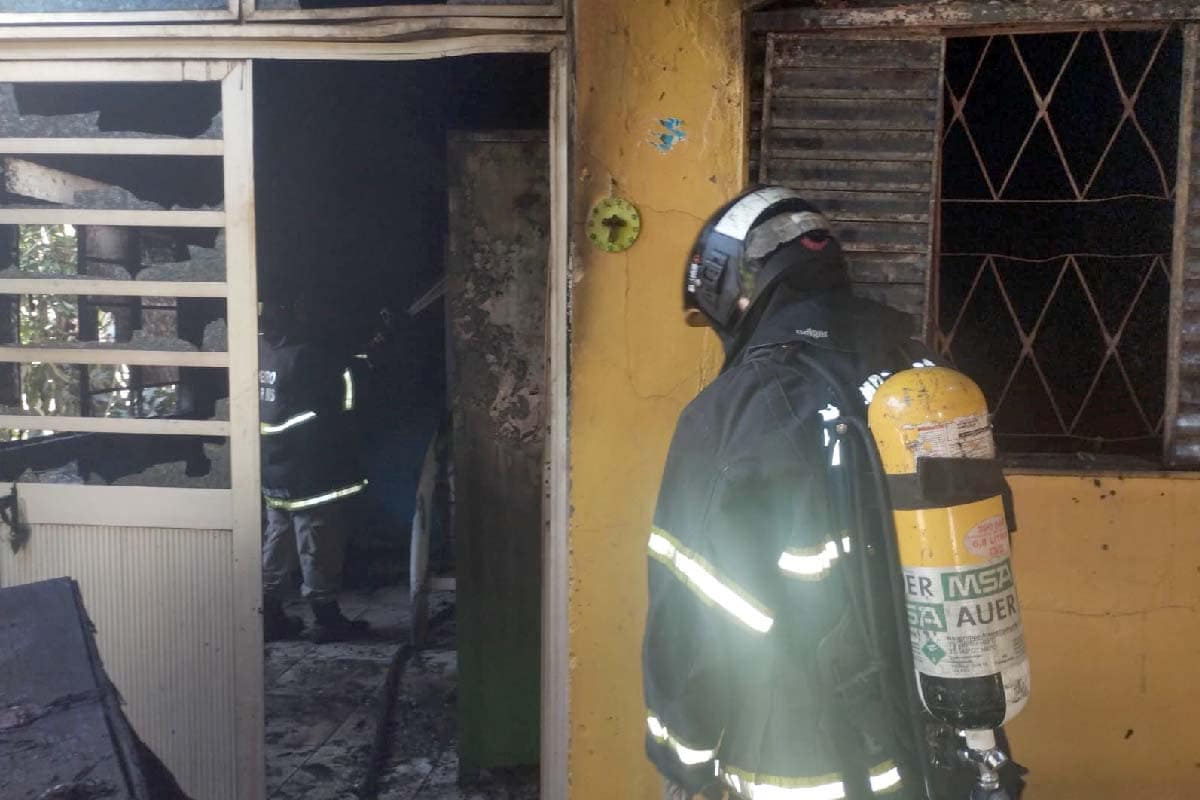 Incêndio em residência de Ladario é controlado pelo 3° GBM