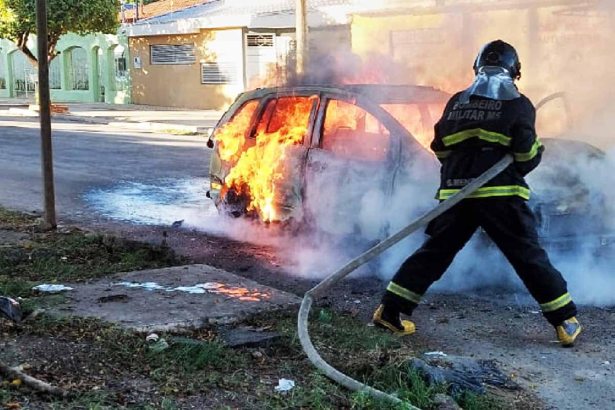 Incêndio em veículo e residência mobilizam equipes do Corpo de Bombeiros