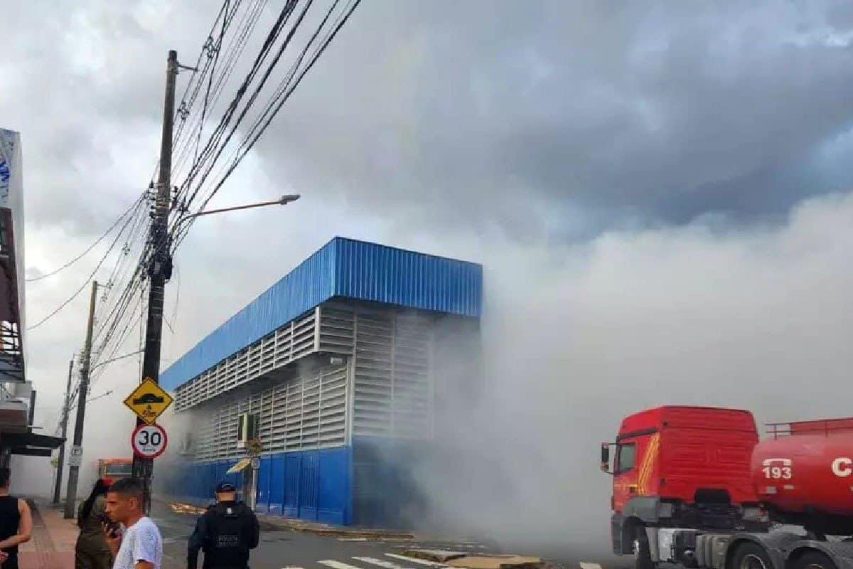 Explosão de celular pode ter iniciado incêndio que destruiu 6 boxes do Camelódromo de Campo Grande