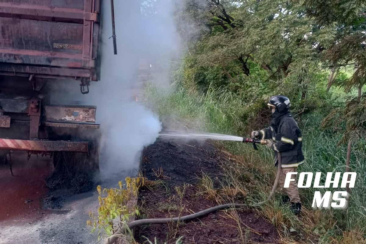 Incêndio em pneus de carreta com minério mobiliza equipes do Corpo de Bombeiros