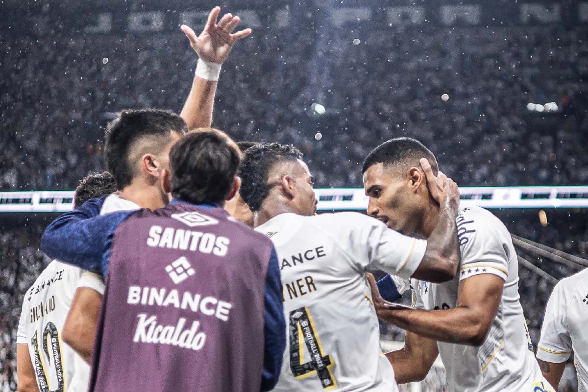 Em noite inspirada, Santos goleia Bragantino e garante vaga na final do Paulistão