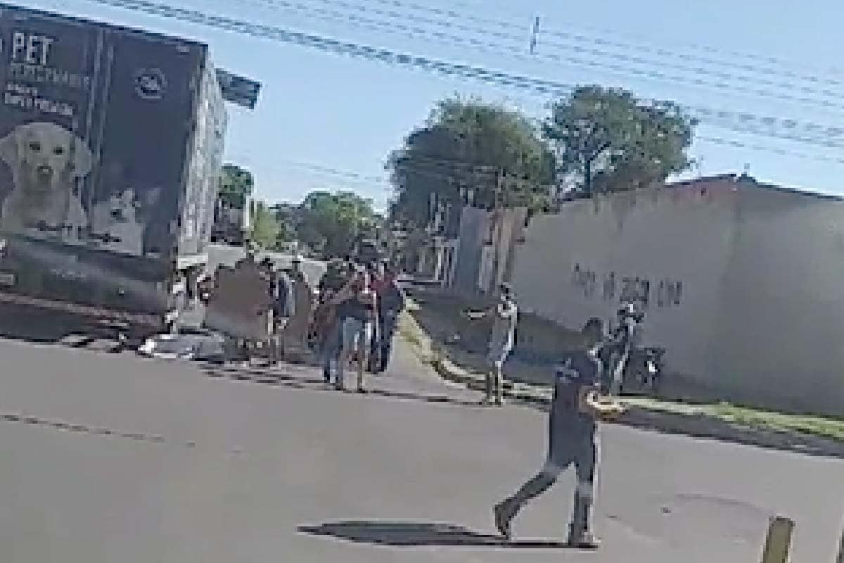 Motociclista fica ferida em colisão com caminhão no centro de Corumbá