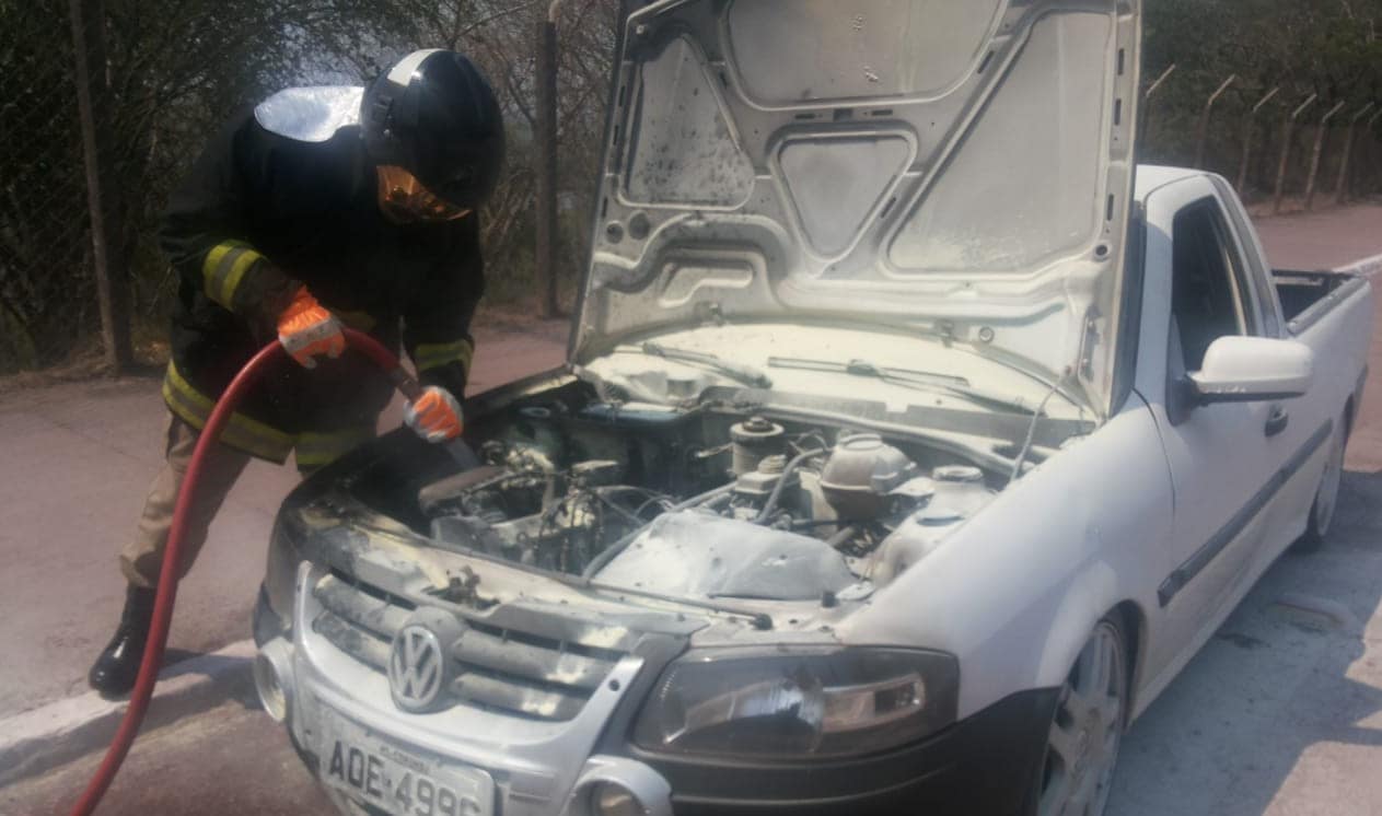 Bombeiros controlam incêndio em veículo na Avenida Rio Branco