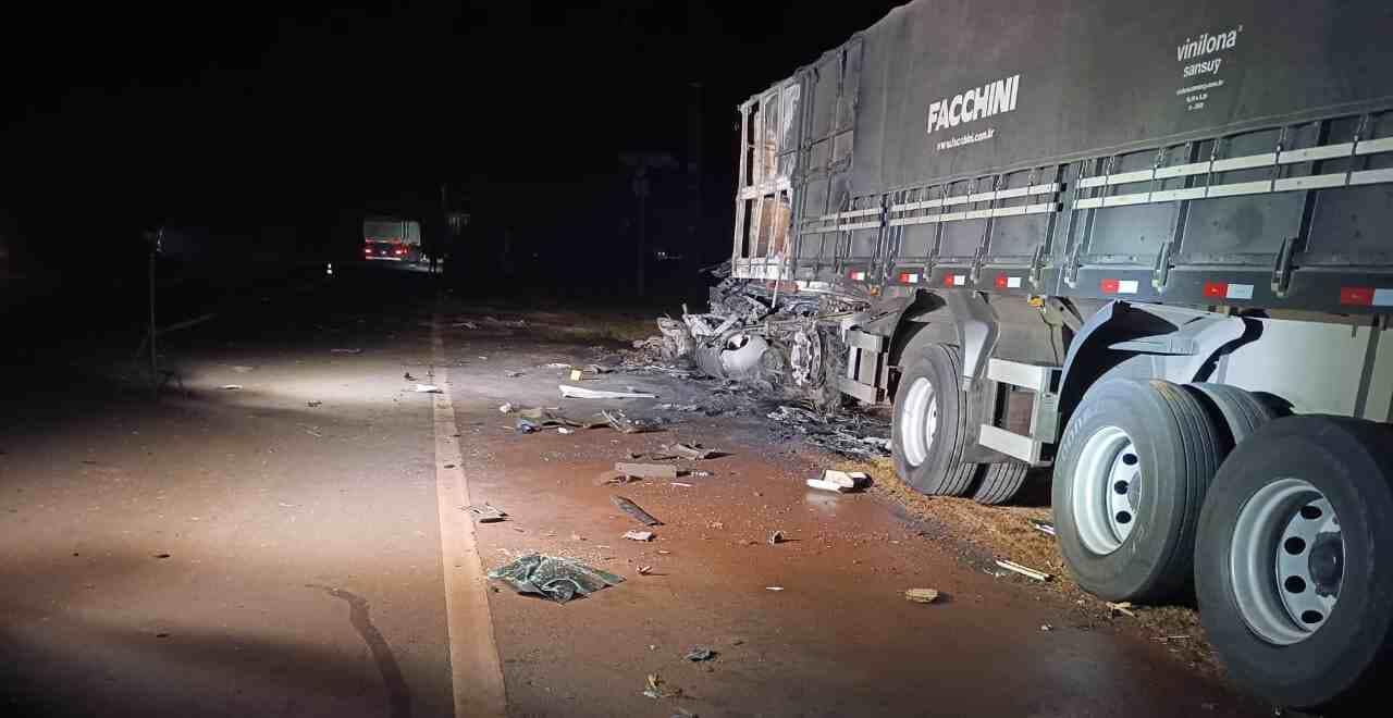 Acidente entre carretas na BR-163 deixa dois mortos carbonizados em MS