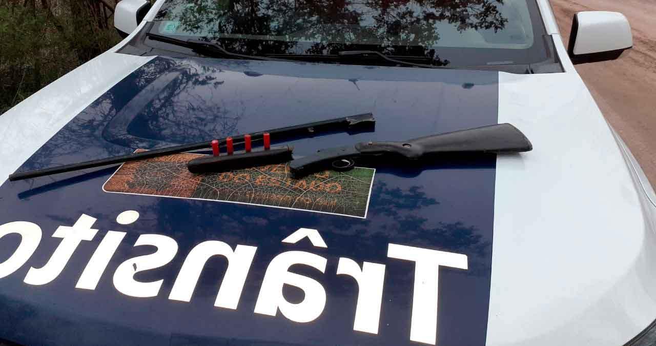 Idoso é flagrado transportando espingarda em carroça e acaba detido pela PM