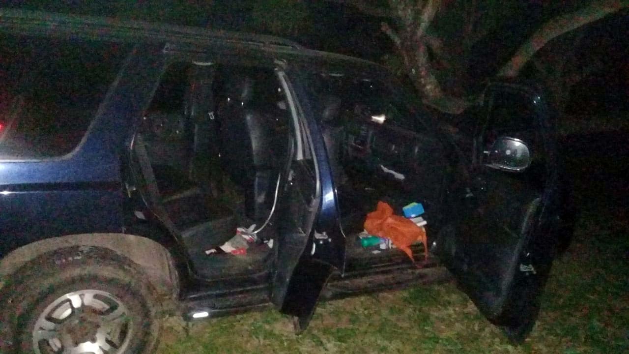 Duas pessoas ficam feridas em colisão de caminhonete com árvore na BR-262