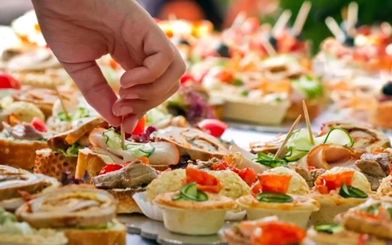 TCE-MS suspende licitação em Ladário de R$ 4 milhões para buffet após apontar falhas jurídicas, técnicas e de planejamento.