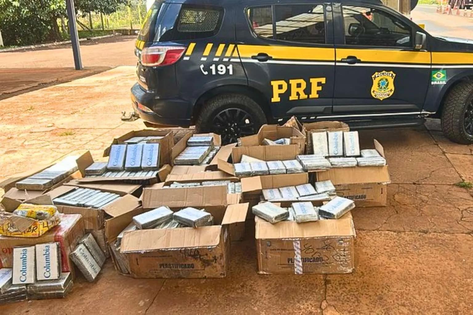 PRF apreende 629 quilos de cocaína e 4,4 quilos de haxixe em caminhão na BR-262, em Terenos (MS); dois homens foram presos e levados à Polícia Civil.