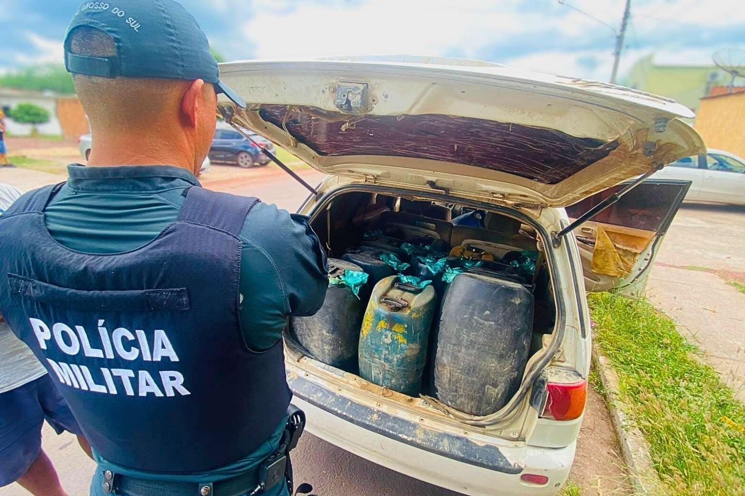Polícia Militar apreende veículo estrangeiro com 650 litros de combustível ilegal em Corumbá; material foi encaminhado à Receita Federal e envolvidos à Polícia Federal.