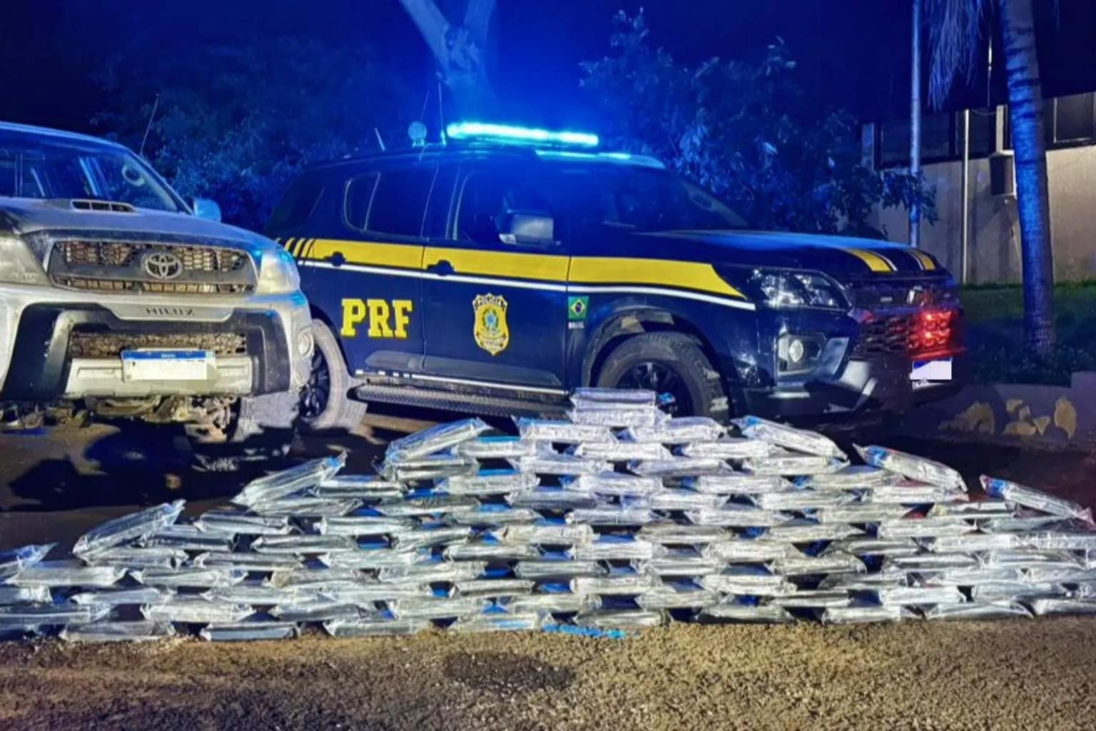 PRF apreende 101 quilos de cocaína em veículo abordado na BR-419 em Rio Negro