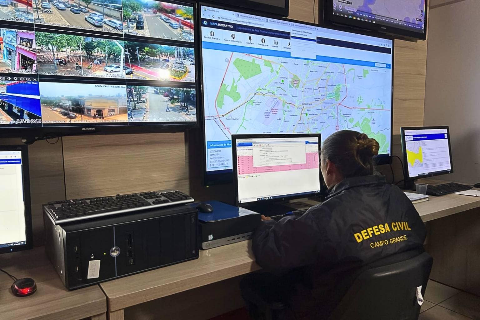 Defesa Civil emite alerta de tempestade para Campo Grande com risco de chuvas intensas, ventos fortes e granizo. Saiba como se proteger e os telefones de emergência.