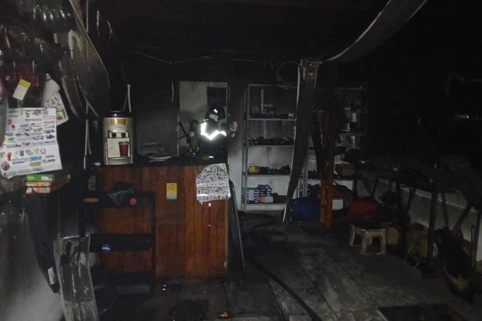 Corpo de Bombeiros controla incêndio em loja de motocicletas no bairro Aeroporto, em Corumbá; funcionários ajudaram a conter as chamas e ninguém se feriu.