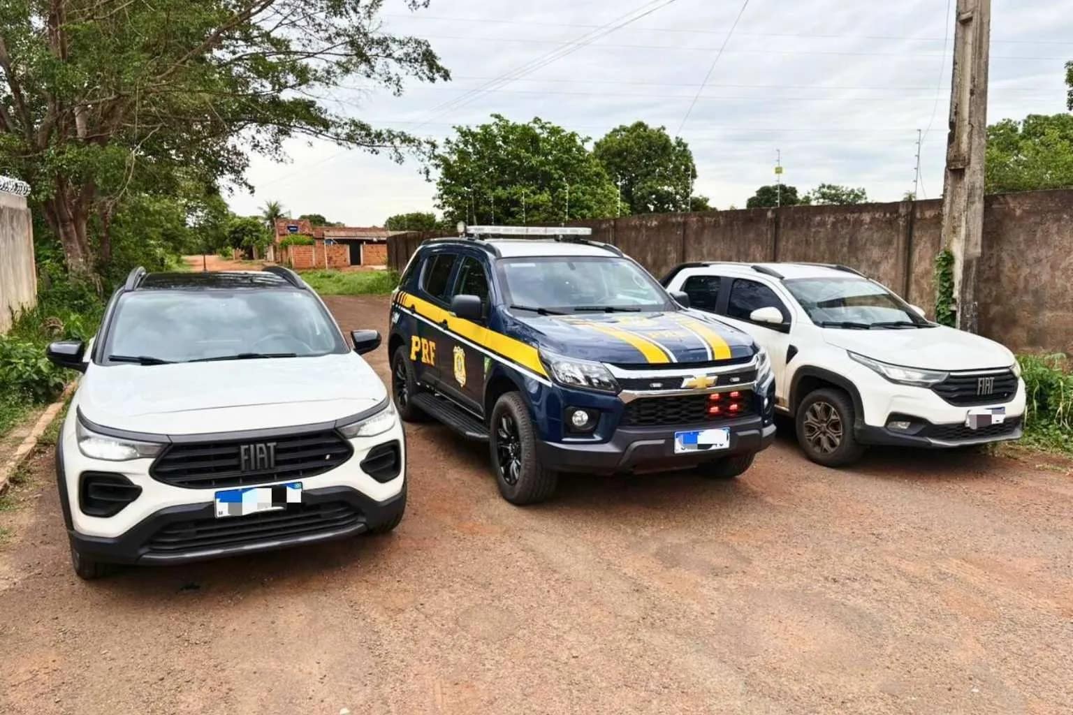 Dois carros roubados foram apreendidos em Anastácio/MS; condutores presos por receptação e adulteração de sinal identificador de veículo automotor.