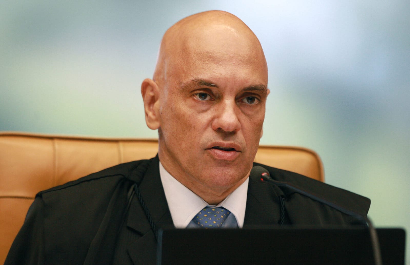 Moraes manda investigar Bolsonaro por associar vacina à Aids em live