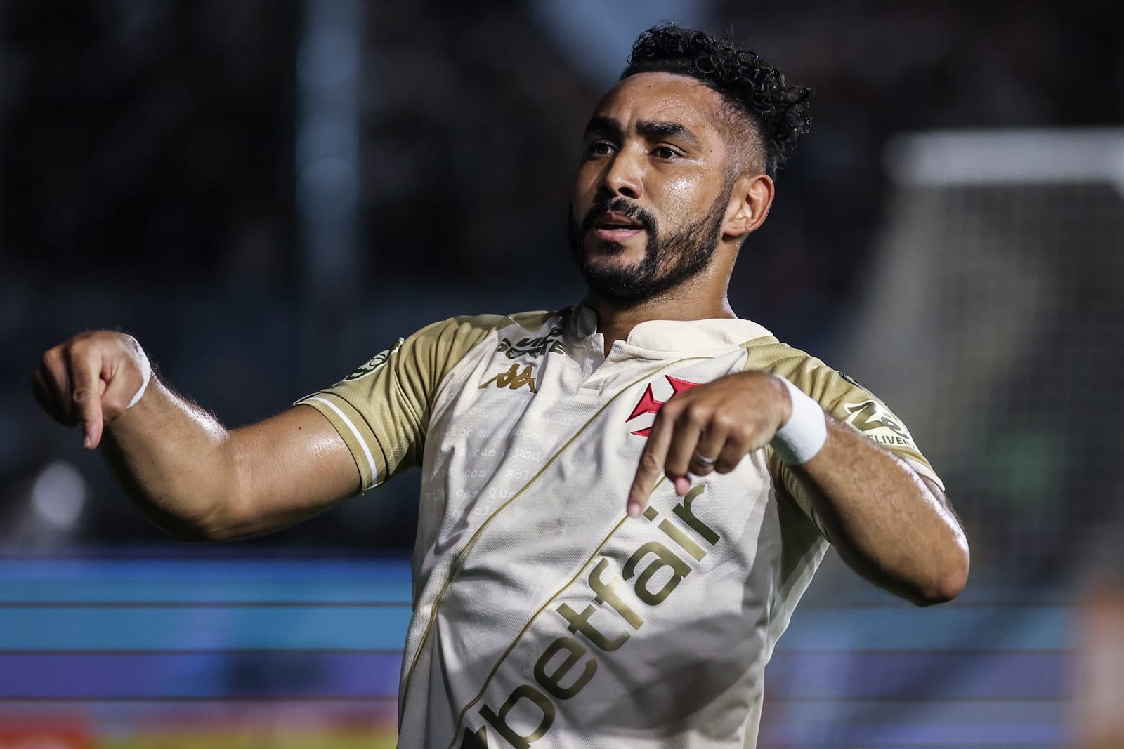 Em noite inspirada de Payet, o Vasco vence o Bahia por 3 a 2