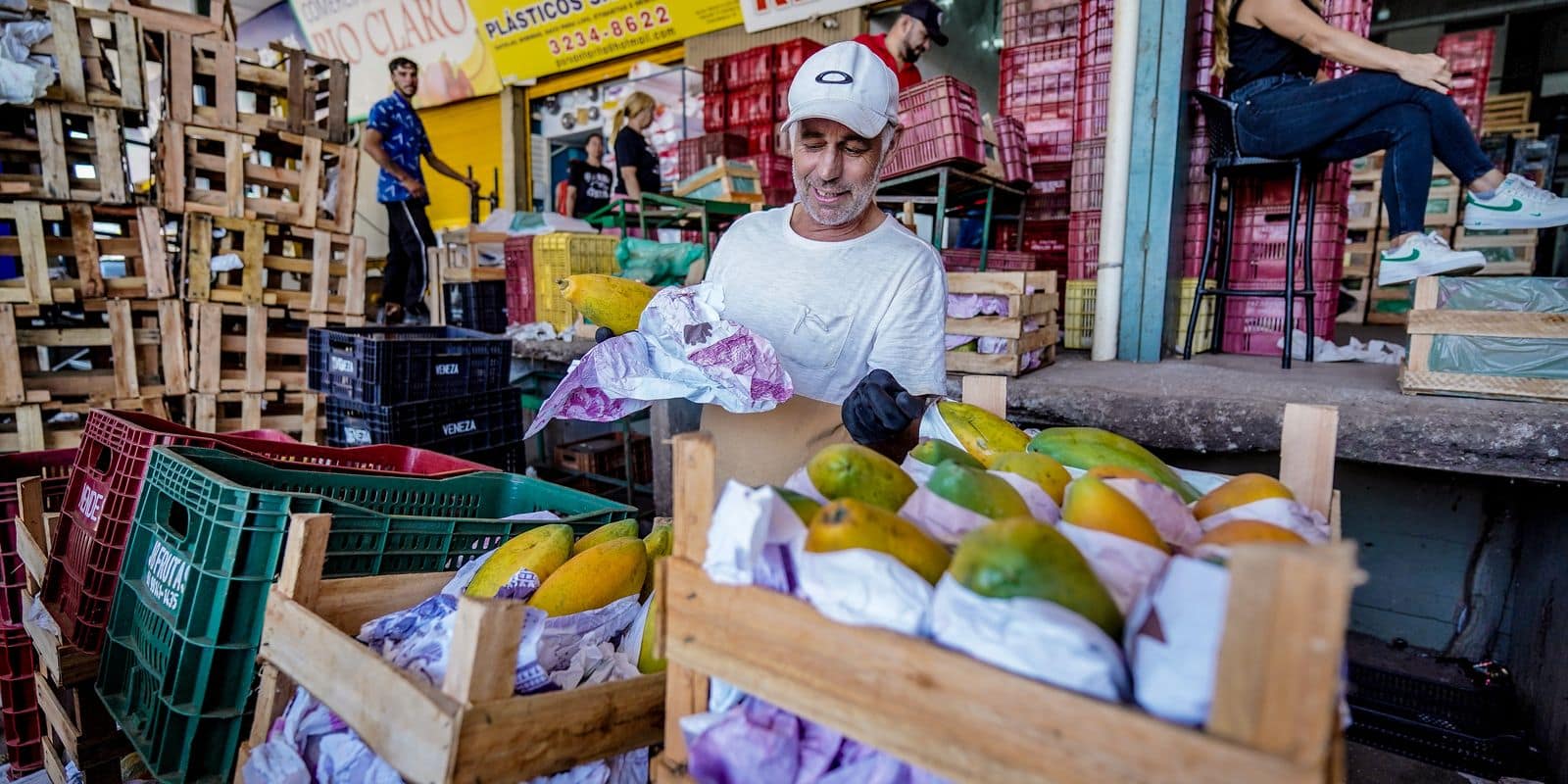 Preços dos alimentos recuam e inflação desacelera para 0,24% em junho