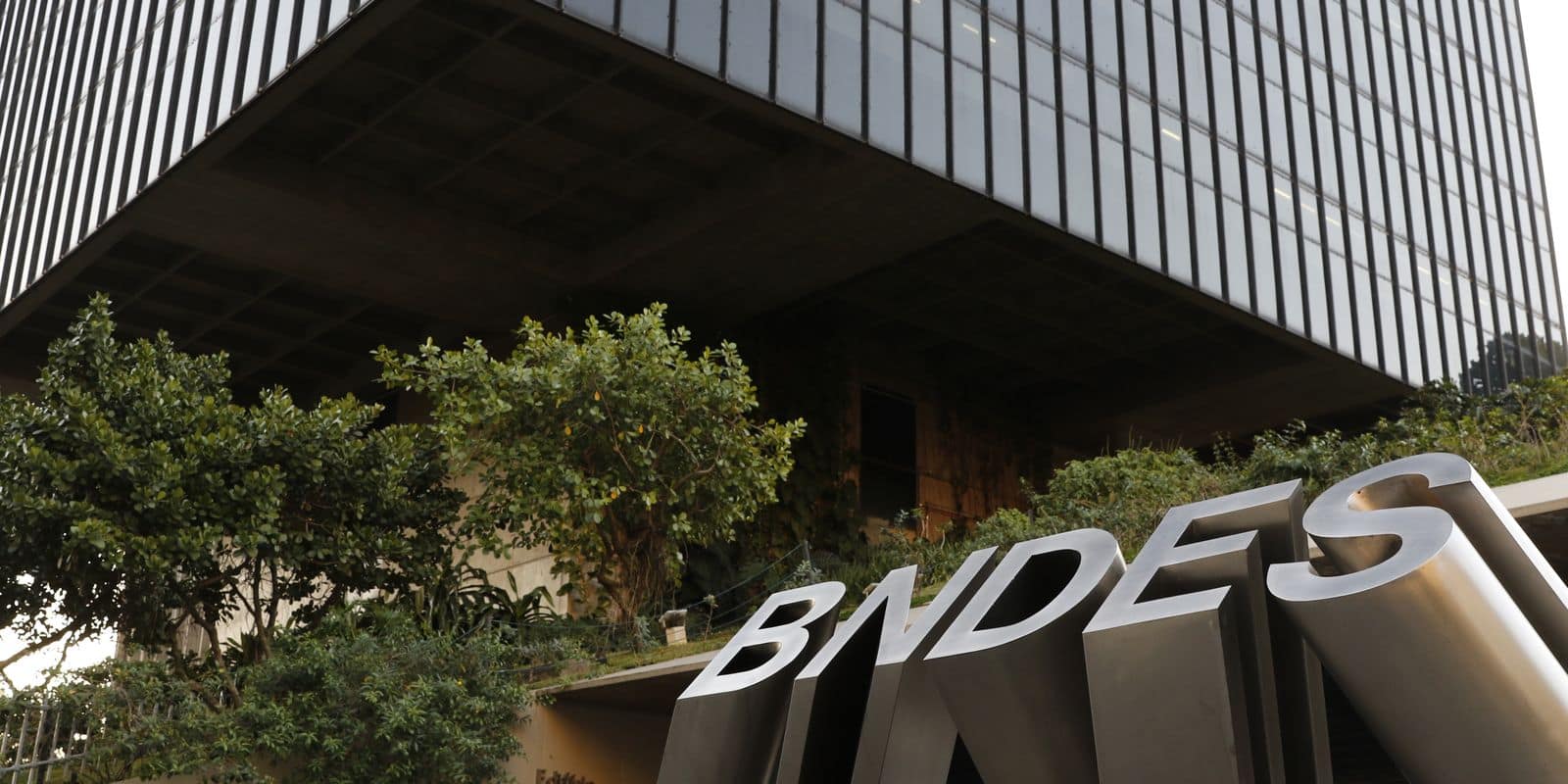 BNDES divulga concurso com 150 vagas e salários de R$ 20,9 mil