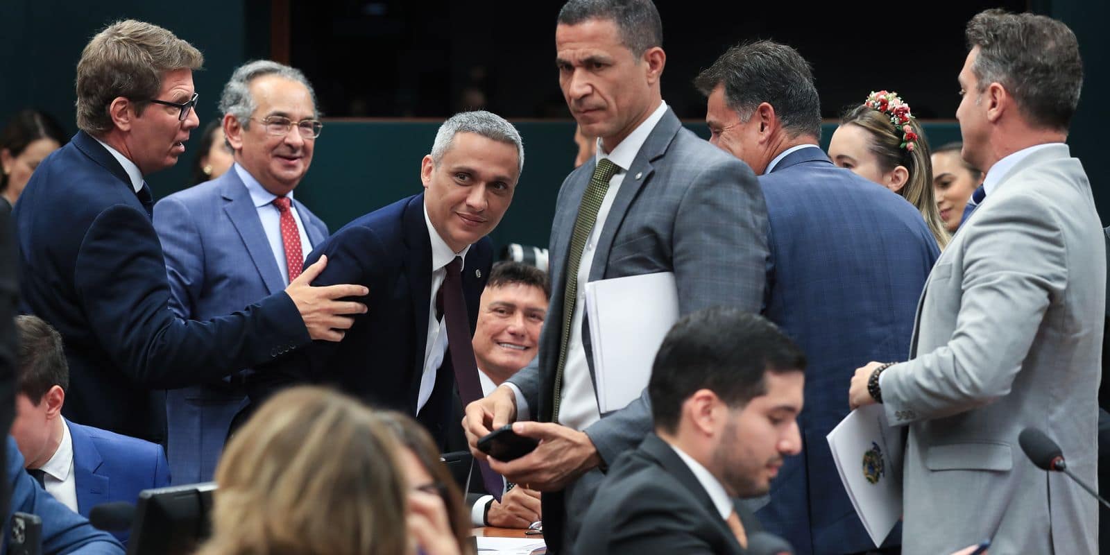 CCJ da Câmara suspende ação penal no STF contra deputado Gayer