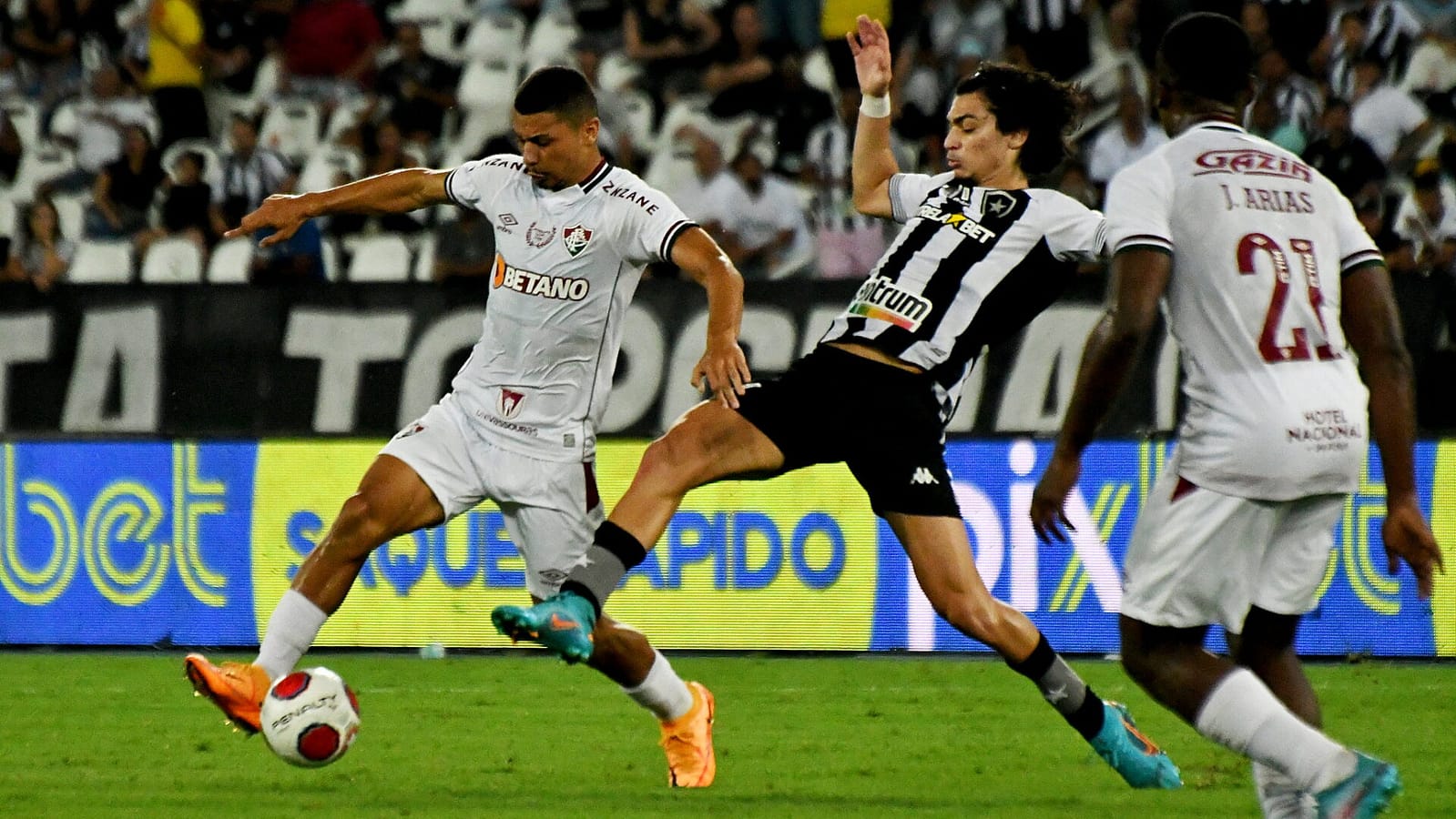 Flu cresce no fim, vence o Botafogo com gol de Arias e se aproxima da final