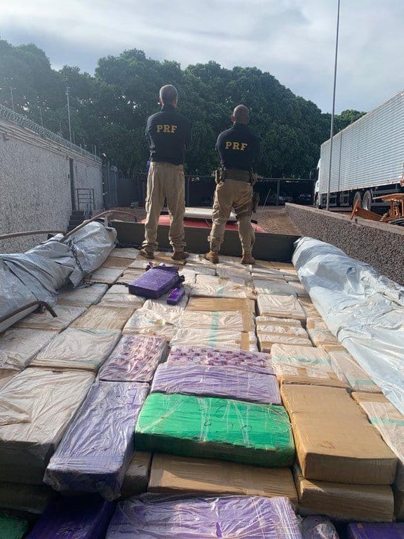 PRF apreende mais de 7 toneladas de maconha escondidas em caminhão