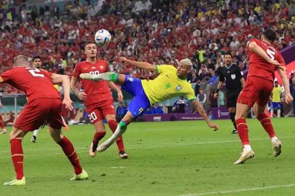 Com Richarlison inspirado, Brasil vence Sérvia na estreia da Copa por 2 x 0
