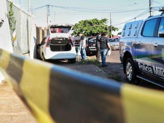 Corpo de homem é encontrado dentro de carro com 14 facadas na Capital