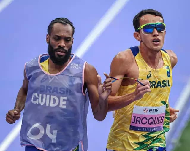 Yeltsin bate recorde mundial e conquista a medalha de ouro nos 1,5 mil metros