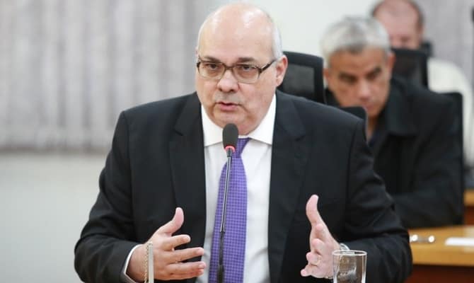 Vereador solicita recapeamento asfáltico das ruas do Bairro Universitário