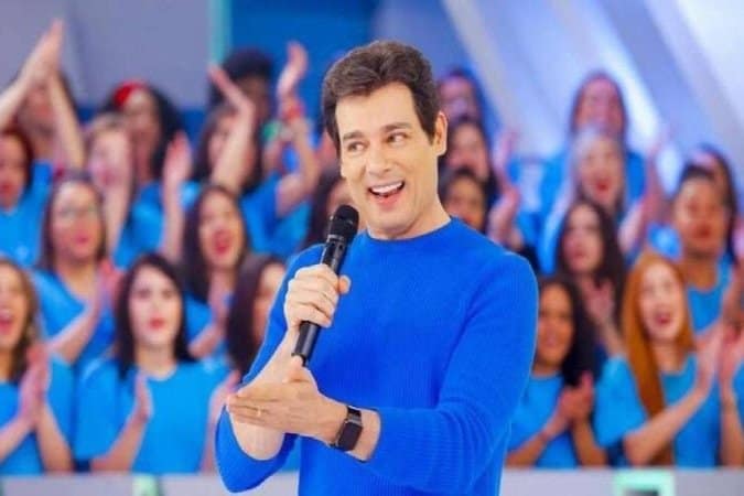 Apresentador Celso Portiolli revela câncer na bexiga: “Muita fé”
