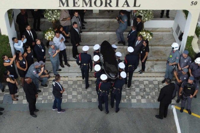 Corpo de Pelé é sepultado em cemitério vertical em Santos