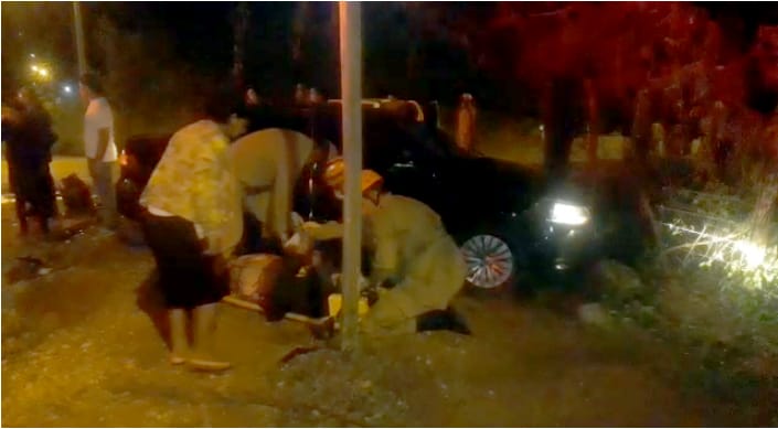 Mulher é socorrida pelos bombeiros após colisão entre carros