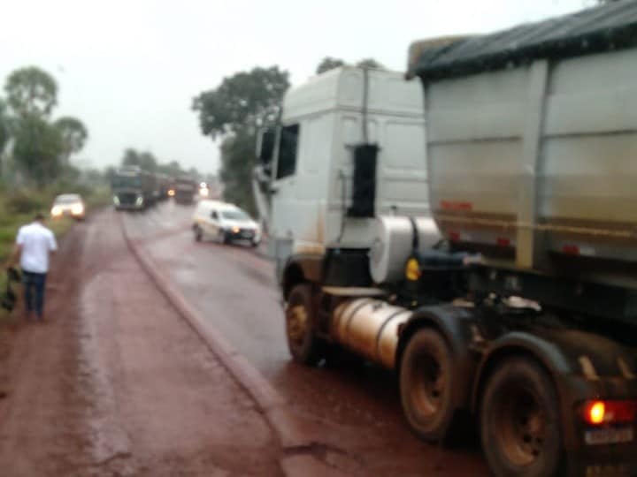 Acidente entre carro e carreta mobiliza equipes do Corpo de Bombeiros de Corumbá