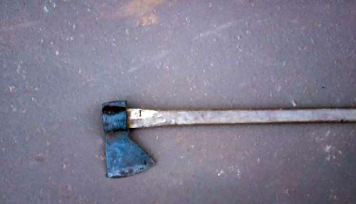 Bombeiros socorrem homem que se feriu com machado enquanto cortava lenha