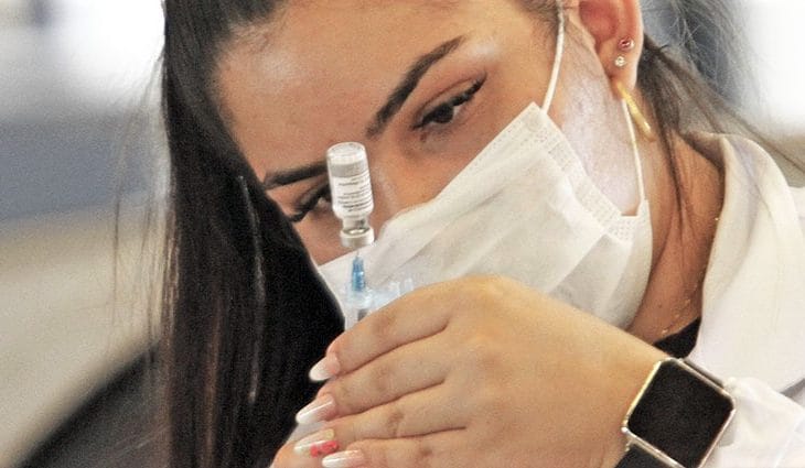 Governo do Estado autoriza aplicação da dose de reforço contra Covid-19 em pessoas acima de 18 anos de idade