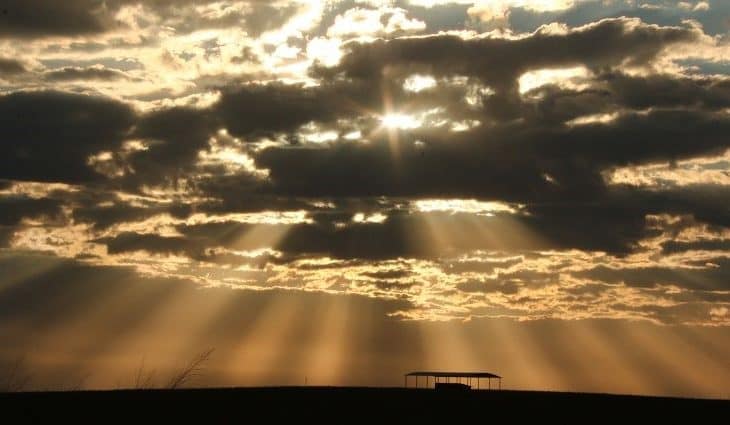 Última quinta-feira de abril será quente e de muito sol com períodos nublados