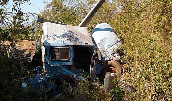 Família fica ferida após veículo se chocar em poste de energia na Estrada Parque