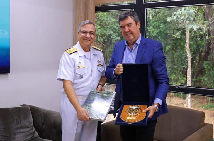 Chefe do Estado-Maior da Armada da Marinha visita o Governador Eduardo Riedel