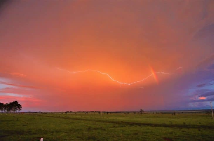 Combinando calor e umidade sabado de sol tem possibilidade de