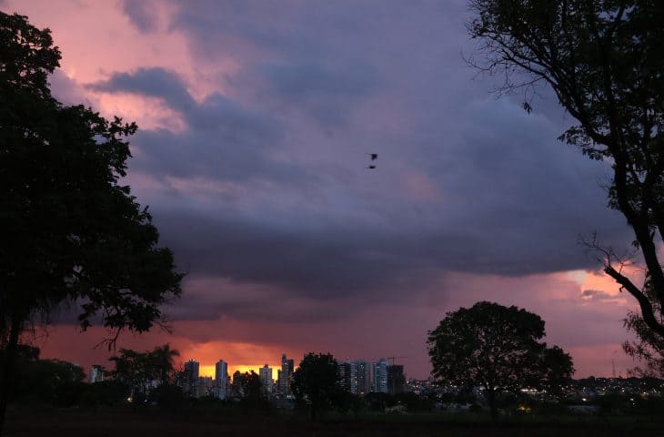Frente fria chega a Mato Grosso do Sul com previsão de tempestades isoladas, ventos fortes e queda de temperatura.