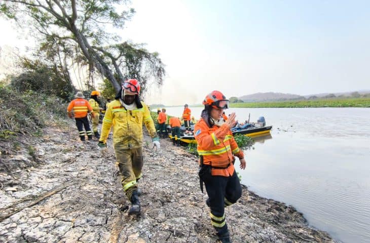 Bombeiros atuam no controle de incêndios florestais em MS e ribeirinhos serão atendidos em ação humanitária