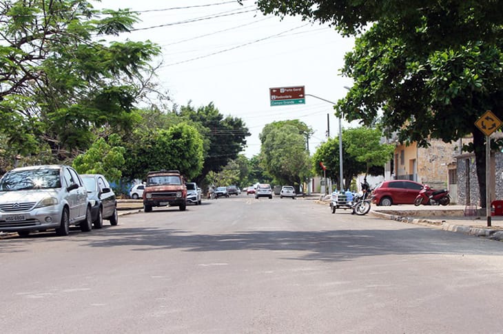 Prefeitura regulamenta lei que autoriza empresas a adotarem placas de rua