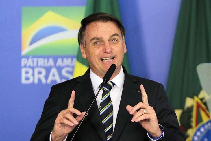 Bolsonaro veta projeto que garantia acesso à internet gratuita para alunos e professores da rede pública
