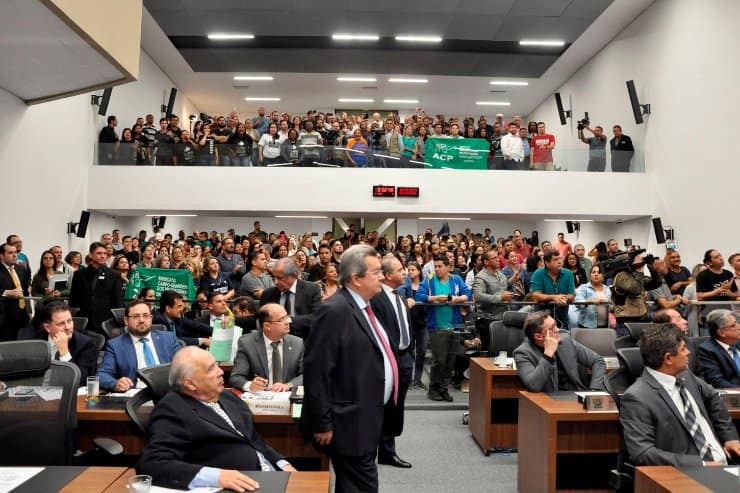 Em 2ª votação, deputados voltam a aprovar projeto que reduz 30% do salário de professores em MS
