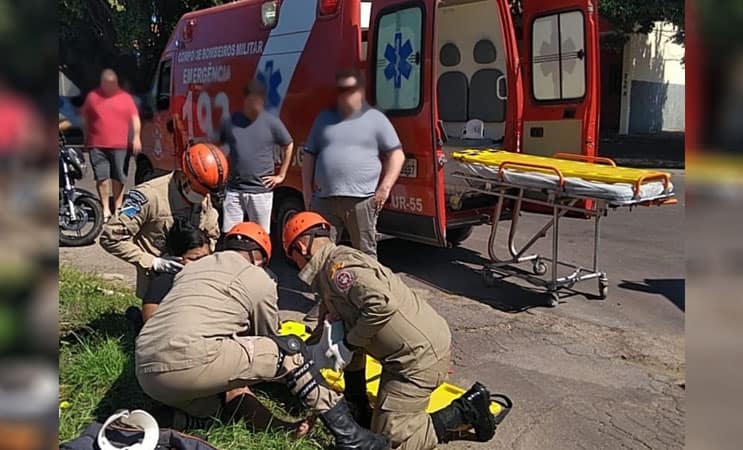 Mulher fica ferida em colisão entre caminhonete e moto