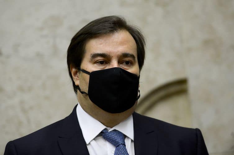 Governo acertou ao restringir reforma a futuros servidores, diz Maia