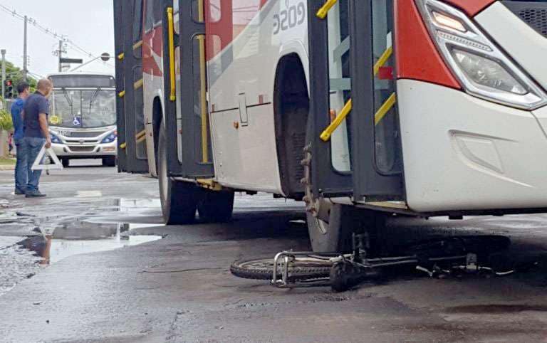 Garota de bicicleta é atropelada por ônibus ao desviar de poça d’água  na Capital