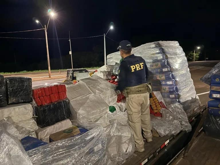 PRF apreende 2,7 toneladas de maconha escondidas em carga de fécula de mandioca na BR-163 em Rio Brilhante; motorista foi preso e encaminhado à Polícia Civil.