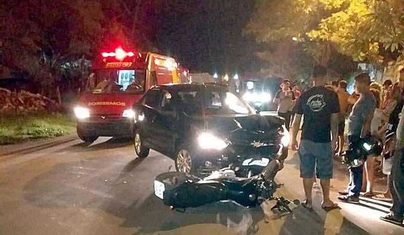 Em Ladário colisão entre carro e moto deixa condutor e passageira feridos