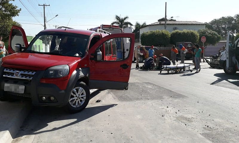 Motociclista sofre traumatismo craniano em colisão com carro na região central